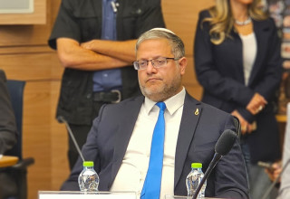 איתמר בן גביר עם סיכת חבל התלייה (צילום: אברהם בלוך)