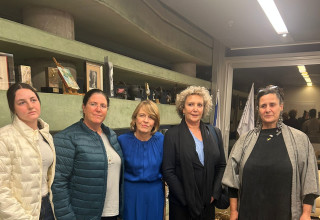 אלקה בידנבנדר עם משפחות החטופים (צילום: מרכז פרס לשלום וחדשנות)