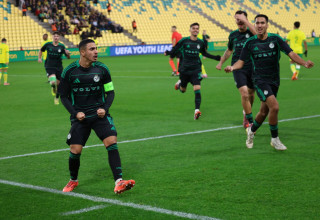 שחקני מכבי חיפה נוער חוגגים, משמאל דניאל דרזי (צילום: אתר רשמי, מכבי חיפה)