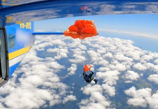 בגובה 15 אלף רגל: צנחן נתקע על זנב המטוס (צילום: צילום מסך יוטיוב)