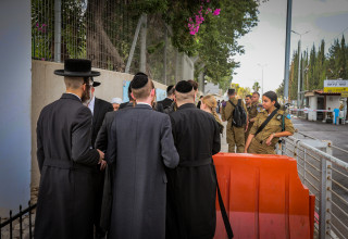 צעירים חרדים בבקום בתל השומר (צילום: טל גל, פלאש 90)