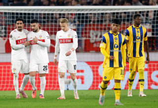 שחקני שטוטגרט חוגגים, קרווין אנדרדה שחקן מכבי תל אביב מאוכזב (צילום: רויטרס)