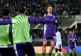 אלברט גודמונדסון שחקן פיורנטינה חוגג שער (צילום: רויטרס)