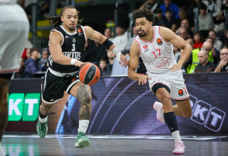 קולין מלקולם שחקן הפועל תל אביב מול קארסן אדוארדס שחקן וירטוס בולוניה (צילום: GettyImages, Fabio Patamia)