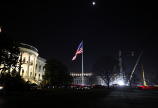 השיפוצים בבית הלבן לקראת אולם הנשפים (צילום: REUTERS/Kevin Lamarque)