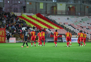 שחקני מ.ס. אשדוד מודים לקהל (צילום: לירון מולדובן)