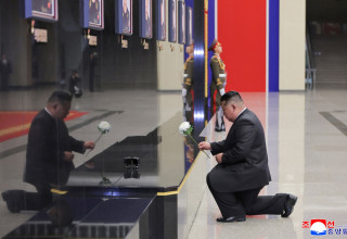 קים ג'ונג און בטקס לזכר החיילים שנהרגו באוקראינה (צילום: רויטרס)