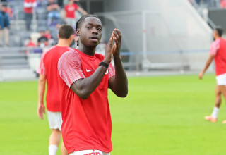 דניאל דאפה שחקן הפועל תל אביב בחימום (צילום: אודי ציטיאט)