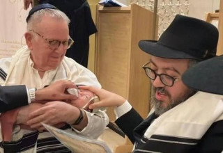 הרב אלי שלאנגר בברית של אחד מילדיו (צילום: תמונה לפי סעיף 27א' לחוק זכויות יוצרים)