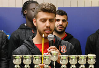 הפועל ירושלים, הדלקת נרות חנוכה (צילום: אתר רשמי, יוסי זמיר, הפועל ירושלים)