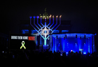 הדלקת חנוכייה בגשר ברנדנבורג (צילום: רויטרס)