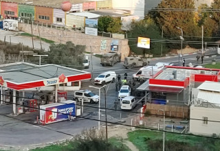 כוחות משטרה בתחנת הדלק בקדומים לאחר החשד לפיגוע (צילום: TPS)