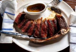 אנטריקוט על עצם, מסעדת הגריל רום בתל אביב (צילום: איתמר גינזבורג)