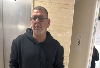 בועז רז מקריית שמונה, אזוק למשרדי רשות המיסים בבני ברק (צילום: ללא)