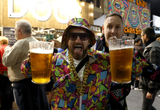 בלונדון חוגגים עם בירה  (צילום: רויטרס)