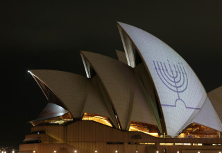 מנורה מוקרנת על בית האופרה של סידני (צילום: רויטרס)
