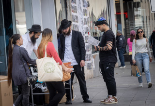 דוכן הנחת תפילין בתל אביב (צילום: מרים אלסטר פלאש 90)