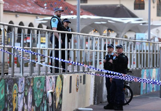 שוטרים לאחר הפיגוע בחוף בסידני אוסטרליה (צילום: DAVID GRAY)