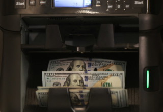 שטרות של דולר  (צילום: רויטרס)