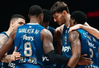 עשה את ההבדל. סורקין עם שחקני מכבי תל אביב (צילום: אתר רשמי, Dubai Basketball)