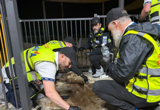 מתנדבי זק"א בזירת הפיגוע בסידני אוסטרליה (צילום: דוברות זק"א)
