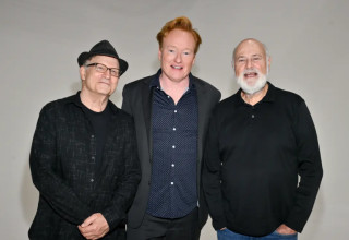 רוב ריינר עם קונאן אובראיין בפרסי האמי, 2024 (צילום: Getty images)