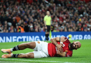 בריאן אמבומו שרוע על הדשא (צילום: Gettyimages)