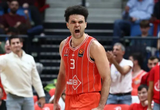 בולט בשני צדי הפרקט. בריאנט (צילום: דני מרון)