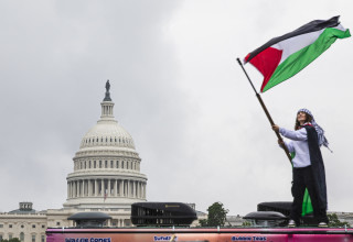 מפגינים פרו פלסטינים (צילום:  AASHISH KIPHAYET/Middle East Images/AFP via Getty Images)
