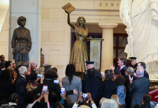 הפסל החדש של ברברה רוז ג'ונס בקפיטול (צילום: רויטרס)