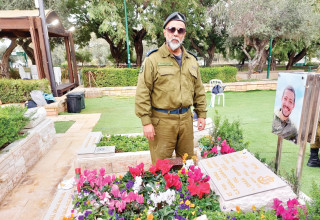 סא"ל במיל' שגיא בשירי ליד קברו של איתי חן ז"ל (צילום: פרטי)
