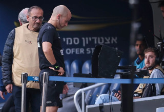השופט נאאל עודה צופה באירוע אחרי איתות VAR (צילום: מאור אלקסלסי)