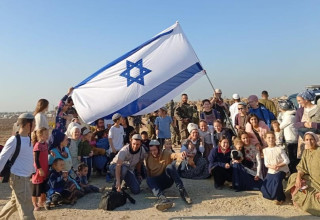פעילי ימין שהצליחו לחצות גבול לעבר עזה (צילום: תנועת נחלה)