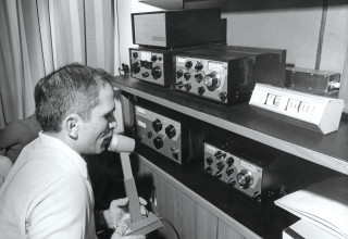 המלך חוסיין בתחנת הרדיו החובבנית שהקים בארמונו, 1970 (צילום: צילום ארכיון,Getty images)