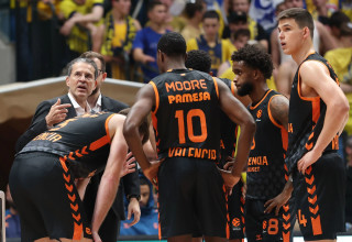 מאמן ולנסיה פדרו מרטינס עם שחקניו (צילום: דני מרון)