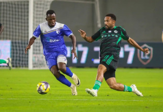 קנג'י גורה שחקן מכבי חיפה מול סקו בנגורה שחקן עירוני קרית שמונה (צילום: קובי אליהו)