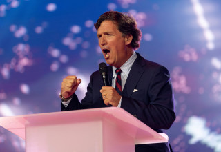 טאקר קרלסון בוועידת "אמריקה פסט" באריזונה (צילום: רויטרס)