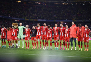 שחקני באיירן מינכן חוגגים עם הקהל לאחר ניצחון על דורטמונד העונה (צילום: Stefan Matzke - sampics)