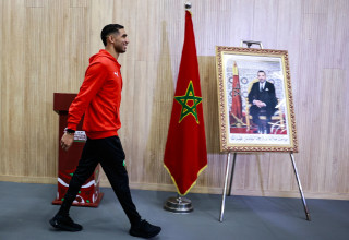 אשרף חכימי שחקן נבחרת מרוקו מגיע למסיבת עיתונאים (צילום: GettyImages, ABDEL MAJID BZIOUAT/AFP)