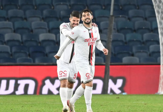 יונתן פרבר שחקן הפועל חיפה חוגג שער, מאחוריו נאור סבג (צילום: ברני ארדוב)