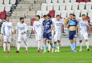 שחקני עירוני טבריה חוגגים עם דוד קלטינס, דן ביטון, איגור זלאטנוביץ' שחקני הפועל באר שבע מאוכזבים (צילום: קובי אליהו)