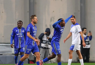 קלה, מארק קוסטה שחקני הפועל פתח תקוה חוגגים (צילום: אודי ציטיאט)