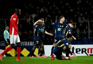 שחקני ליל חוגגים עם מריוס ברוהולם (מימין) (צילום: GettyImages, JULIE SEBADELHA/AFP)