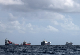 אוניות ממתינות בנמל ברצלונה (צילום: REUTERS/Albert Gea)