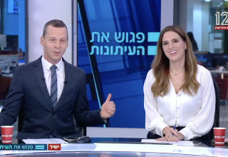 דפנה ליאל מגישה עם עמית סגל את "פגוש את העיתונות" בערוץ 12 (צילום: צילום מסך ערוץ 12)
