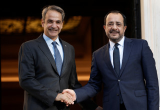 נשיא קפריסין כריסטודולידיס וראש ממשלת יוון מיצוטאקיס (צילום: רויטרס)