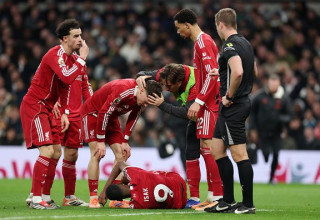 שחקני ליברפול סביב אלכסנדר איסק הפצוע (צילום: Getty images)