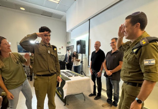 אדם רוברטס (צילום: גדולים במדים)