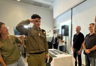 אדם רוברטס (צילום: גדולים במדים)