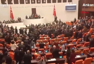 קטטה בפרלמנט הטורקי (צילום: רשתות ערביות)